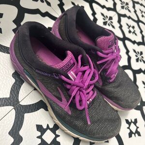 Size 7 Brooks Running Shoes
